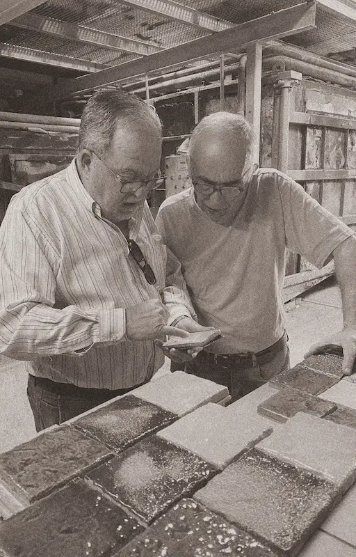 Equipo de Alma de Barro revisando piezas cerámicas